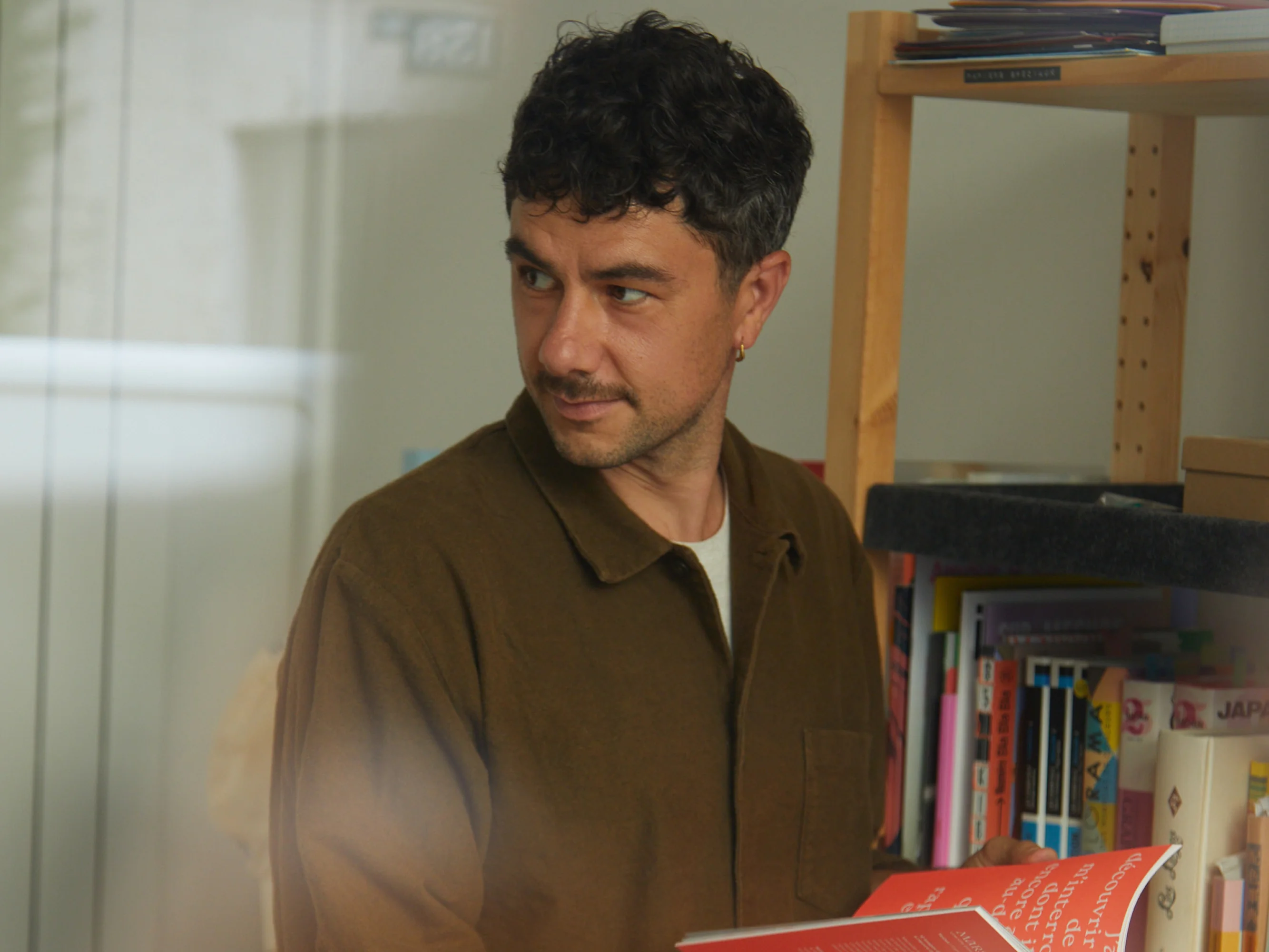 Jules devant la bibliothèque