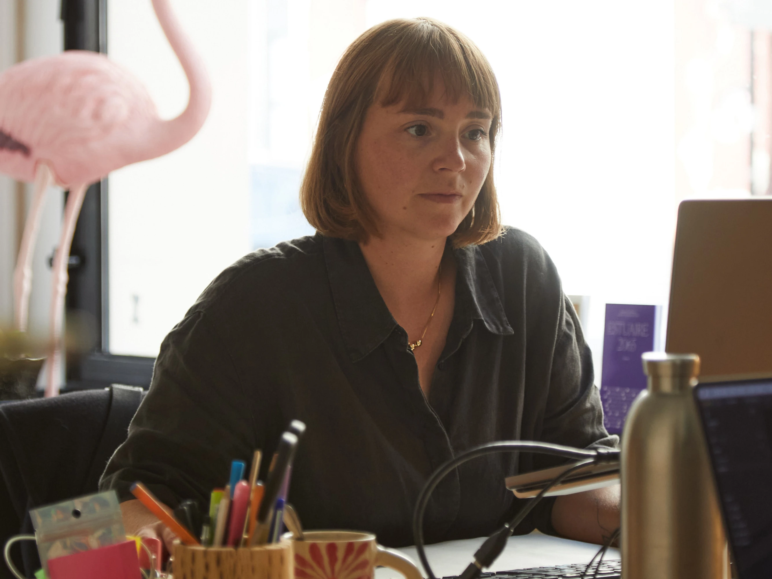 Louise à son bureau